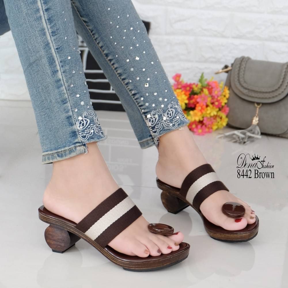 8442 เกี๊ยะกระดุม ขายดีมาก เติมให้อย่างไวจ้า ออเด้อรัวๆ New เกี๊ยะรุ่นใหม่ล่าสุด งานไม้แท้ๆ พื้นหนังแก้วบุรองนวมนุ่มสบายเท้า งานเท่ห์กับหูคีบกระดุม สายคาดเป็นผ้านุ่มไม่บาดเท้า สั่งเถอะใส่ยังก็สวย