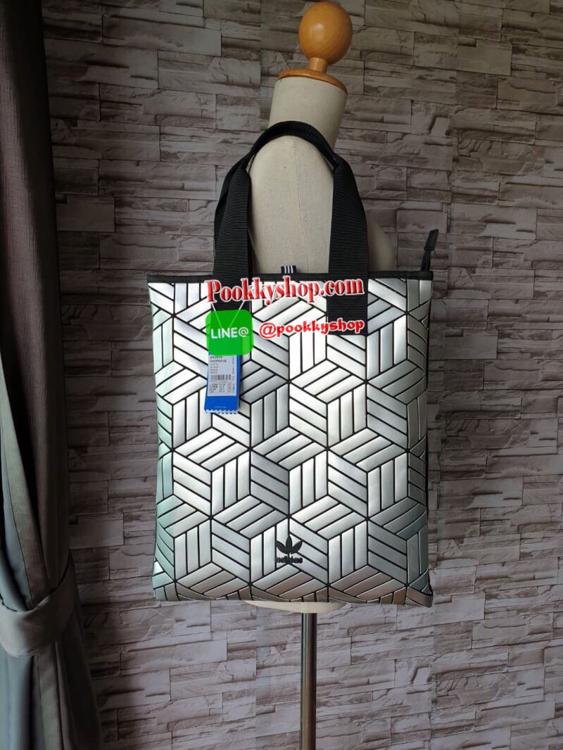 พร้อมส่ง Adidas Original Shopper 3D Tote Bag Trefoil Handbag Classic Sports คอลเลคชั่นสไตล์ Issey Miyake กระเป๋าสะพายข้าง ทรงสวยคลาสสิค แนว Sport สุดฮิต จากแบรนด์ADIDAS วัสดุด้านหน้าเนื้อ matte หนังนิ่ม มีน้ำหนักเบา ด้านหน้ามีแบรนด์ เปิดปิดด้วยซิป ภายในกว