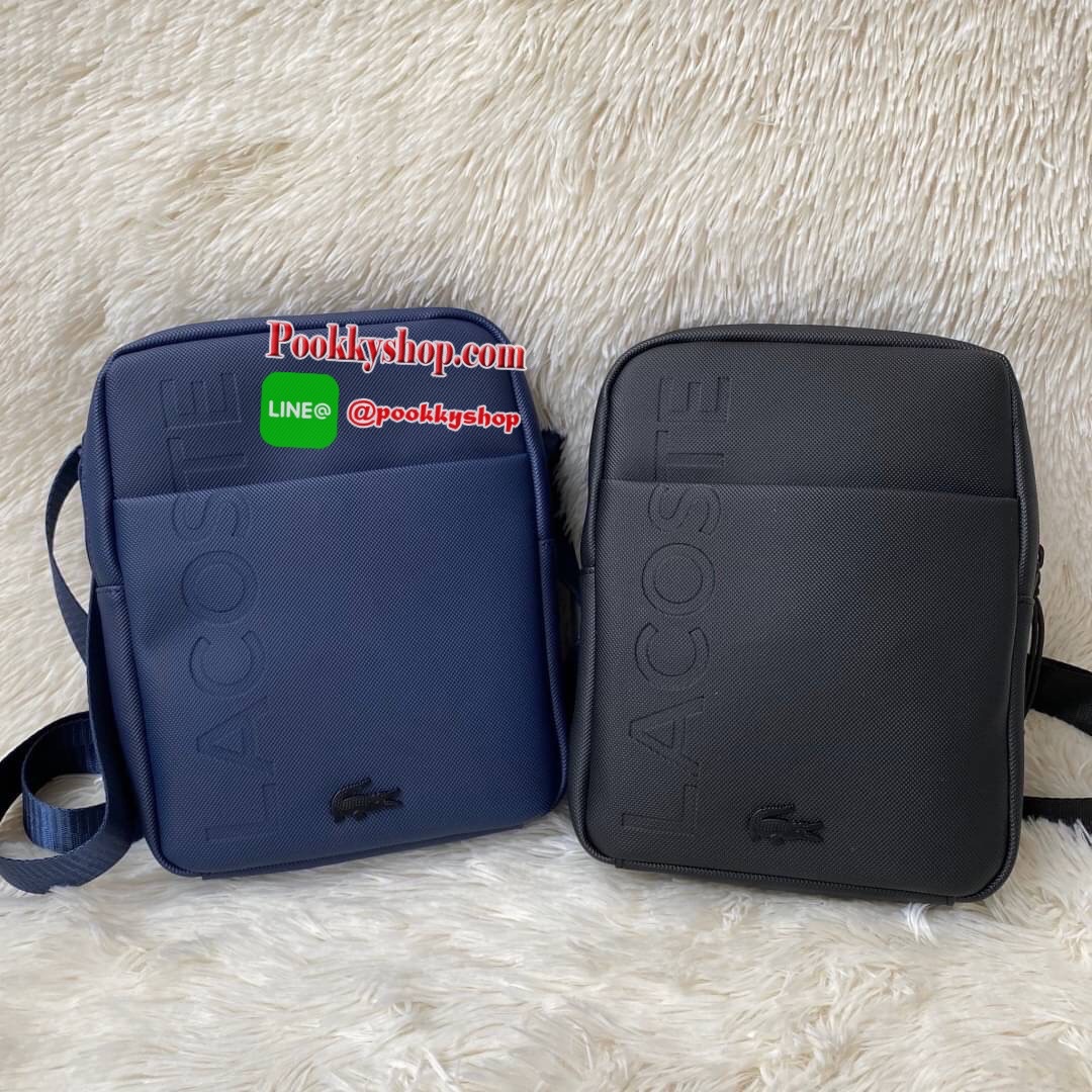 ลาคอส Classic Crossbody Bag กระเป๋าสะพายรุ่นยอดนิยม วัสดุ PVC ด้านหน้ามีโลโก้แบรนด์สวยโดดเด่น มีช่องเล็กใส่ของจุกจิกเปิดปิดด้วยกระดุมแม่เหล็ก ด้านหลังเรียบ มีช่อง1ช่องส่วนช่องด้านในกว้างเปิดปิดกระเป๋าด้วยซิปสะดวกใช้ มีช่องซิปและช่องเสียบด้านข้าง สายสะพา