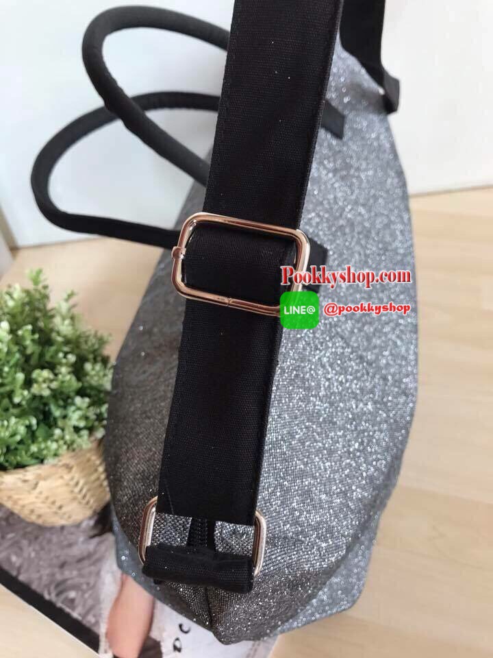👜Victorias Secret Limited Edition Weekender Tote Bag Silver Glitter XL Zipper กระเป๋าสะพายไซส์ XL สวยเด่นสะดุดตาสีบรอนซวิ้ง ด้านหน้ามีโลโก้อักษรสีดำ ตัดกับสีกระเป๋าอย่างสวยงาม เปิดปิดซิป ภายในกว้างขว้างมาก จุเสื้อผ้าไปเที่ยว ตจว. ได้ประมาน 3-4 วัน