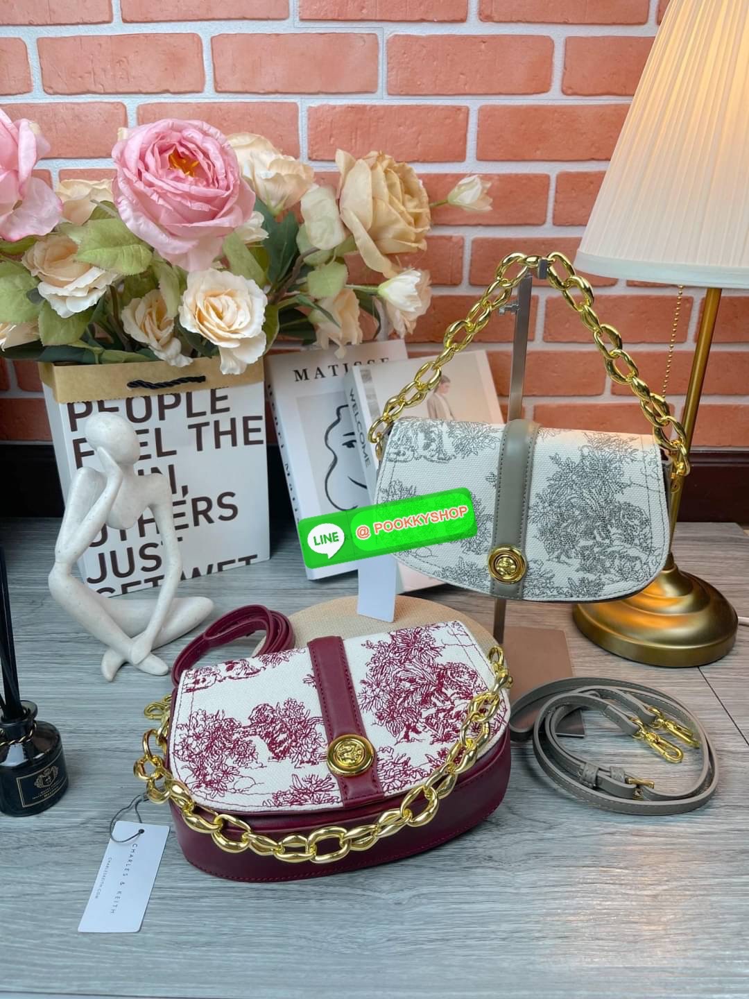 Charles & Keith Fabric Print Chain Shoulder Bag กระเป๋าถือ/สะพายทรงสวยหรู ด้านหน้ากระเป๋าแต่งผ้าปริ้วท์ลายสวยงาม หูหิ้วคล้องแขนเป็นแบบโซ่ทองหรูหรา ด้านหลังมีช่องใส่ของได้ เปิดปิดแบบตัวกดล็อก ด้านในจุของได้พอสมควรเช่น กระเป๋าเงินใบกลาง กุญแจรถ iPhone pro m