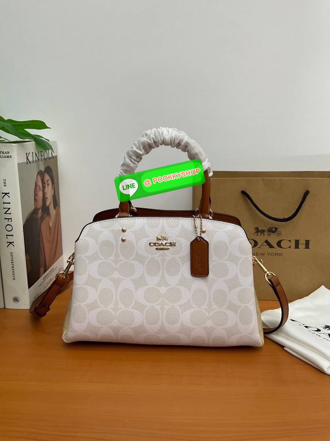 COACH MINI LILLIE CARRYALL IN SIGNATURE CANVAS ( C267 ) ทรงถังมินิ กระเป๋าสะพายไหล่ หรือ สะพายข้าง ขนาดกำลังน่ารัก ผ้าใบเคลือบซิกเนเจอร์แบรนด์ หนังเรียบลื่น แบ่งเป็น 3 ช่องใช้งาน ช่องซิปตรงกลาง| 2 ช่อง ปิดด้วยกระดุมแป๊ก ซับในผ้า สายยาวถอดออกได้