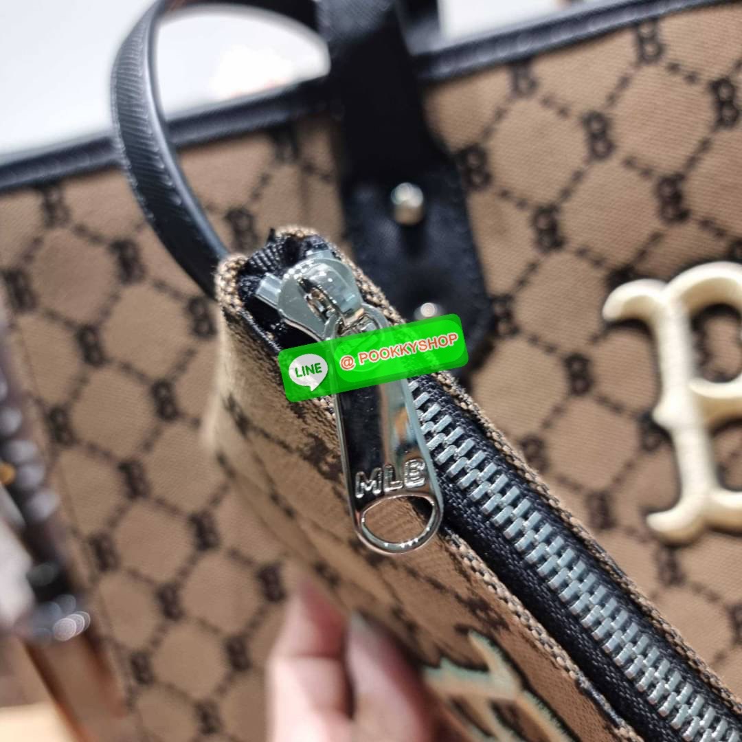 MLB MONOGRAM TOTE BAG กระเป๋าทรงโท้ท ใบใหญ่จุคุ้ม ที่มีกิมมิคไม่เหมือนใคร ด้วยดีไซน์ลวดลายโมโนแกรมเอกลักษณ์ ปั๊มลงบนผ้าแคนวาสและหนัง pu คุณภาพดี สวยคม ปากกระเป๋ามีอะไหล่เกี่ยวกันของหล่นได้ มาพร้อมสายสะพายในตัว ภายในโล่งกว้างมาก ใส่ของสำคัญได้แบบไร้กังวล ห