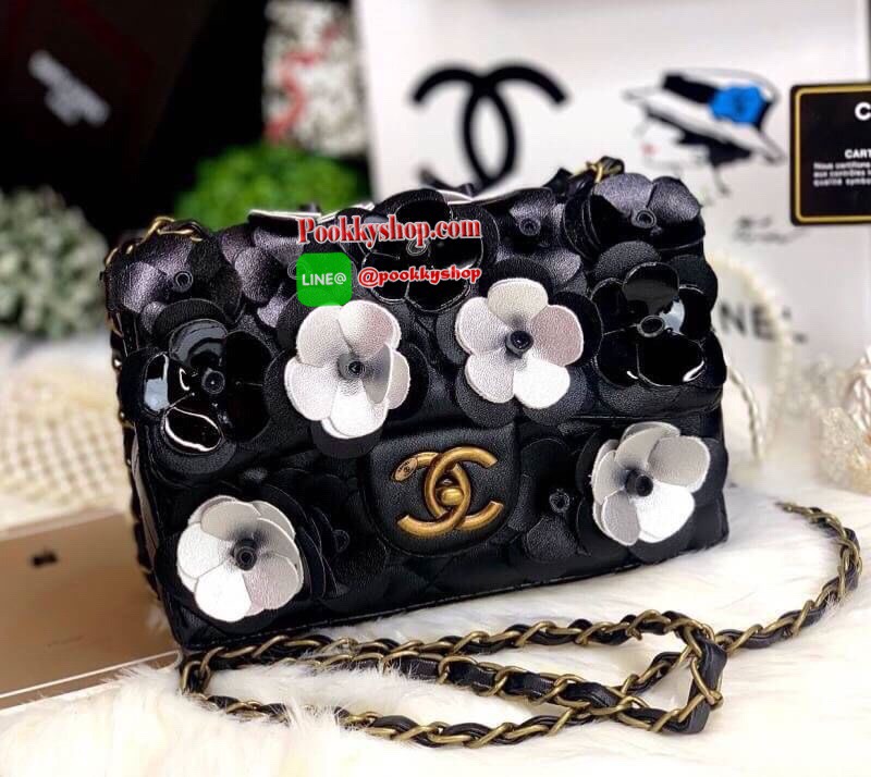 New Chanel Camellia Beauty 💄ลายดอกคามีเรีย อันเป็นสัญลักษณ์แบรนด์ เปิดปิดด้วยตัวล๊อกหมุน มีสายสะพายร้อยหนัง สะพายได้ 2 แบบ ซับในหนัง ใส่มือถือได้ทุกรุ่น กระเป๋าสตางค์ใบกลาง ของใช้อื่นๆได้