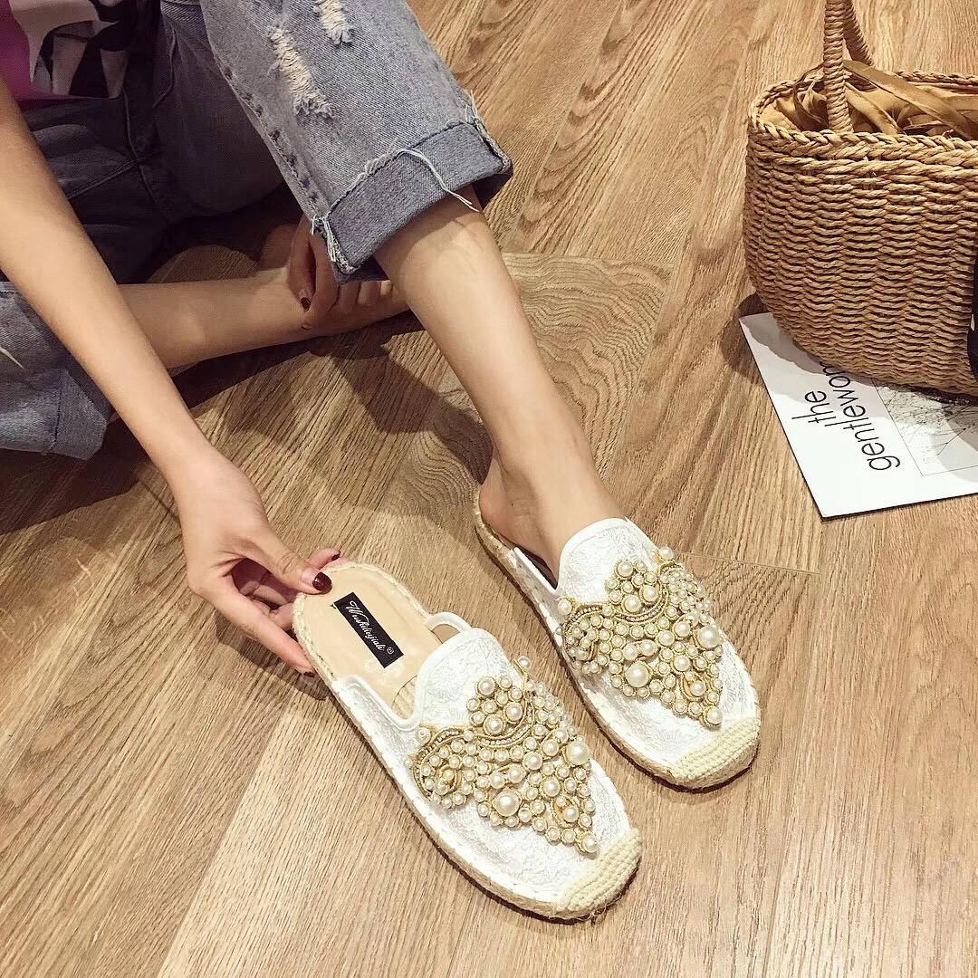 พร้อมส่งรอบ2 เลยจ้า รองเท้าเปิดส้น งานสวยๆพร้อมเสิร์ฟจ้า ตัวนี้ห้ามพลาด ร้องเท้าเปิดส้นผ้าลูกไม้อะไหล่มุขมาพร้อมเพชร งานสวยหรู งานเวอร์วังมากค่ะ รุ่นนี้ทรงสวยมาก แม่ค้าคอนเฟริม ห้ามพลาดเลยจ้าตัวนี้แนะนำ อย่าช้ารีบเลย