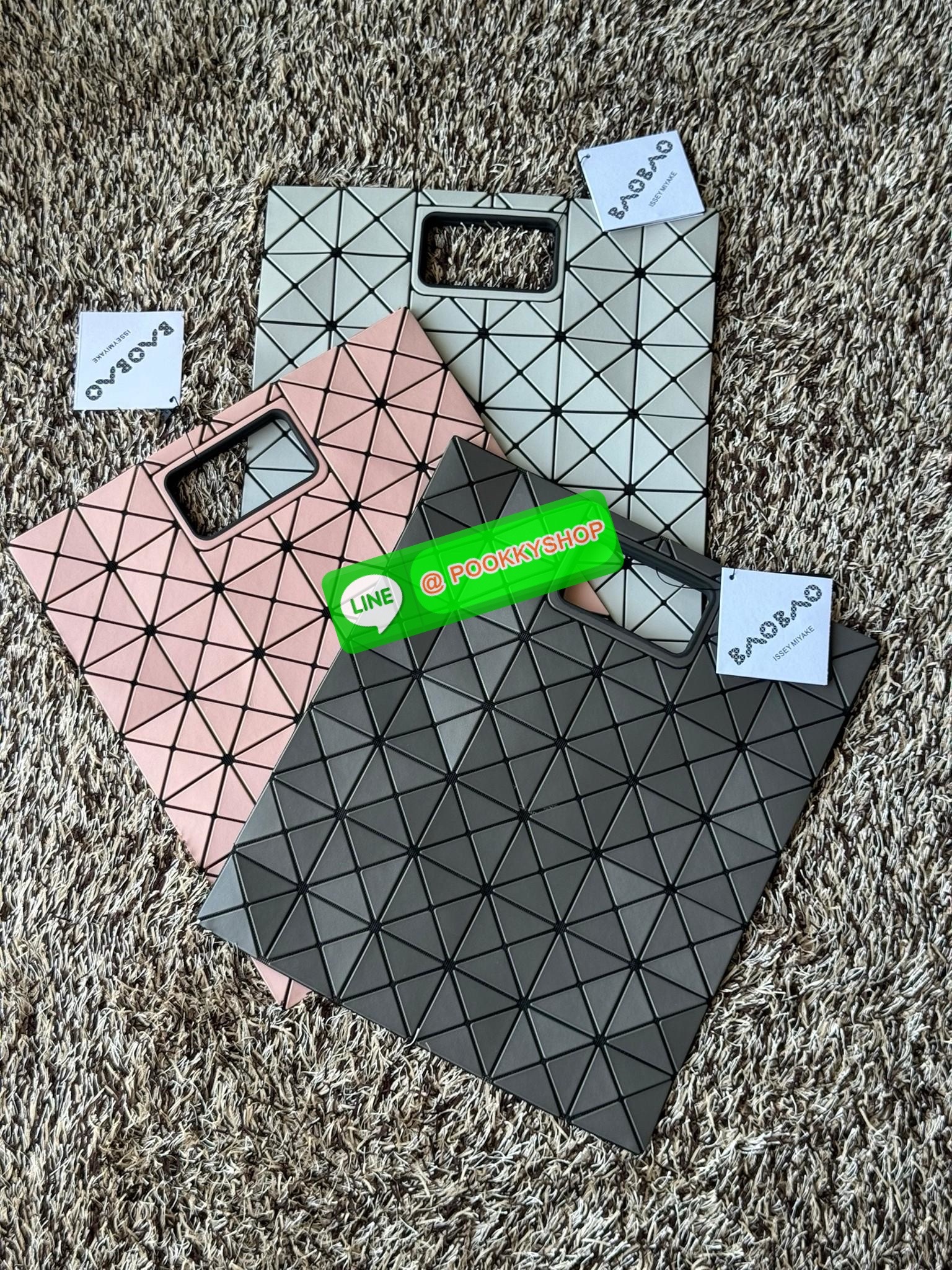 Baobao Issey Miyake large Bocca matte-finish tote bag BOCCA MATTE เป็นกระเป๋าถือรูปแบบใหม่ที่มีด้ามจับด้านในที่ช่วยให้กระเป๋าวางอยู่บนแขนหรือข้อมือได้อย่างนุ่มนวล เป็นกระเป๋าถือขนาดใหญ่นี้มีกระเป๋าด้านในพร้อมซิปที่ช่วยให้จัดเก็บได้อย่างปลอดภัย สามารถใส่แล