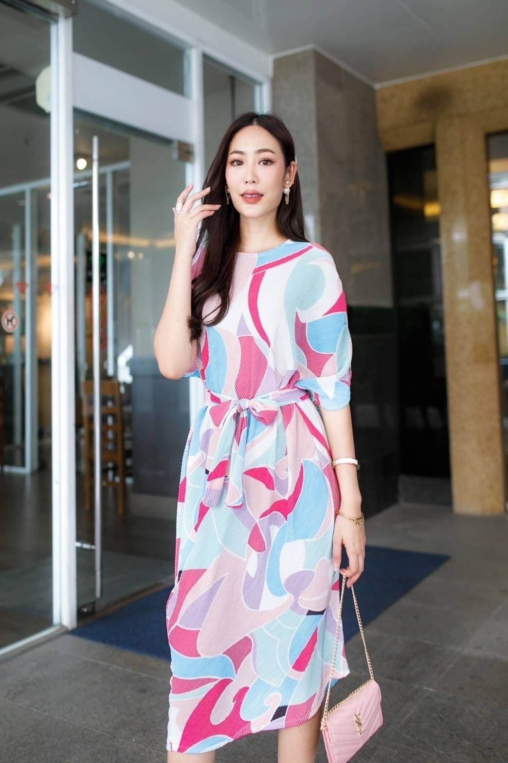 Darino Pleated Dress สวย เรียบหรู ดูแพง แบบคลาสสิค ✨ต้องตัวนี้ค่ะ มินิเดรสไหล่เบี่ยงอัดพลีท ทรงปล่อย งานสวย 👍🏻 แพตเทิร์นเฉลียงข้างทรงสโลป ดีเทลแขนเบี่ยงข้างเดียวเก๋ๆ เนื้อผ้าพลีทเนื้อนิ่ม นุ่ม ใส่สบาย 😉