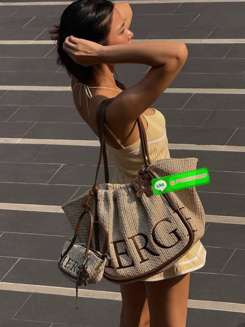 Merge A Day Bag SAND DUNE กระเป๋าทรงโท้ท พกไปทะเลก็ปัง ใช้ในเมืองก็สวยเกินต้านสานแน่น ทน แข็งแรง ไม่บอบบาง สามารถปรับได้สองรูปทรงด้านนายมีกระเป๋าหูรูดสามารถถอดออกได้ คุมโทนคาเฟ่-ทะเล สะพายถ่ายรูปมุมไหนก็เริ่ด ด้านในกว้าง จุเยอะ ใส่ของเที่ยววันหยุดสบาย ๆ