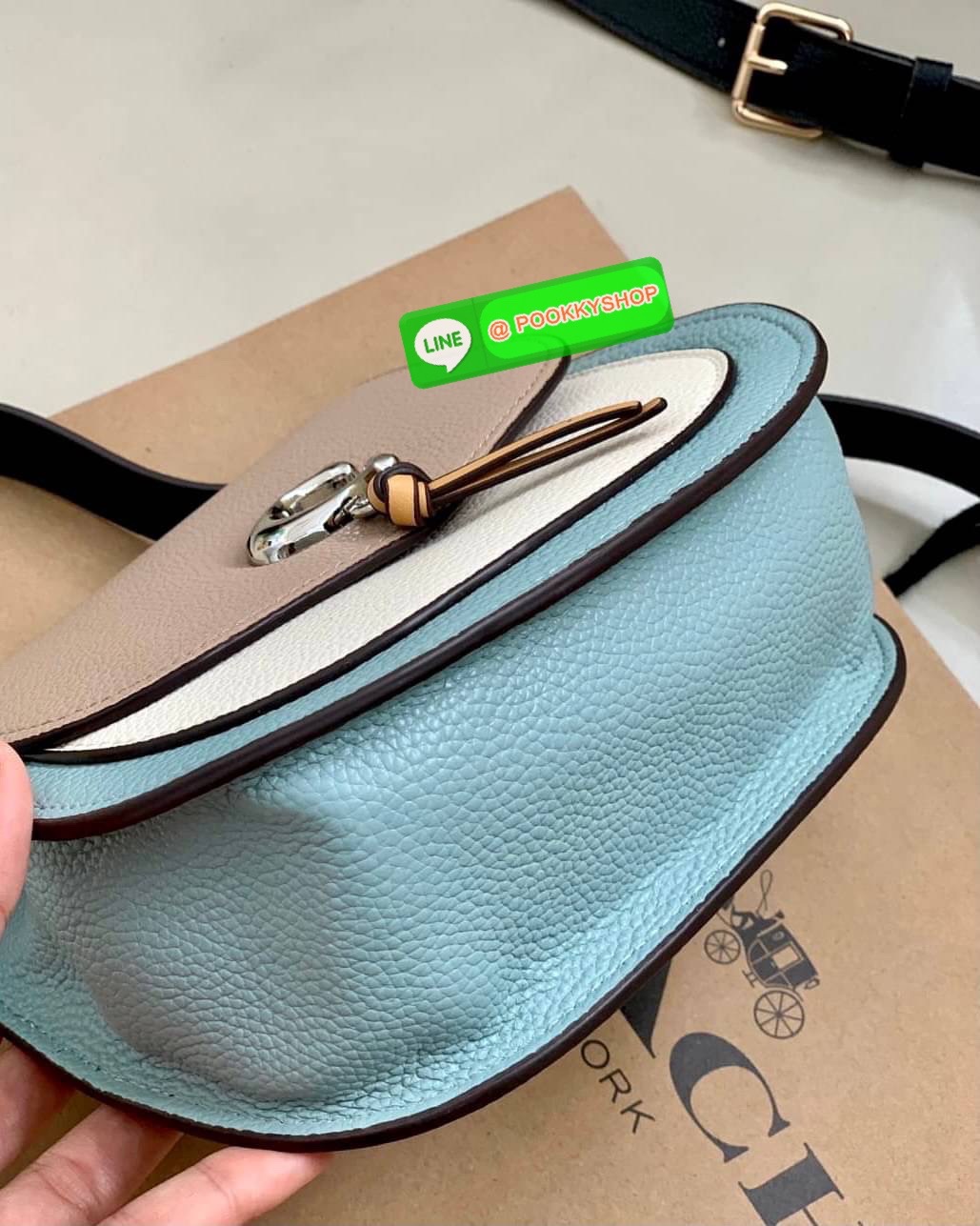 COACH REMI SADDLE BAG IN COLORBLOCK ((1330)) พร้อมส่งที่ไทยอีกครั้ง! กระเป๋าสะพายข้าง//ครอสบอดี้ร์//หรือทบเป็นสายคู่สะพายไหล่ได้ค่ะ แล้วแต่ชอบเลยค่ะ! วัสดุหนังแท้ ลายหนังสวยมากๆค่ะรุ่นนี้ หลงรักแน่นอน💋 🎀ด้านหน้ามีอะไหล่โลโก้ตัวC มีพู่ห้อยน