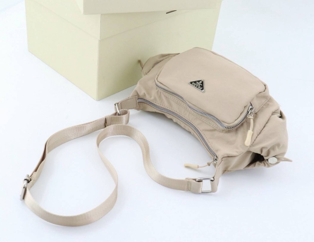 กระเป๋าสะพาย prada หลายช่องการใช้งาน ผ้าเกรดอย่างดี น้ำหนักเบา ทรงสวยมาก