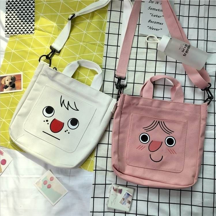 รุ่นใหม่ พร้อมส่ง!!!!!!!! Monna bag น้องมอนน่า จมูกแดงโตๆ มีหน้าม้า มี4สีให้เลือกสดใสกันไปป ได้ทั้งถือและสะพายเลย ใส่ของได้เพียบ เน้นๆ