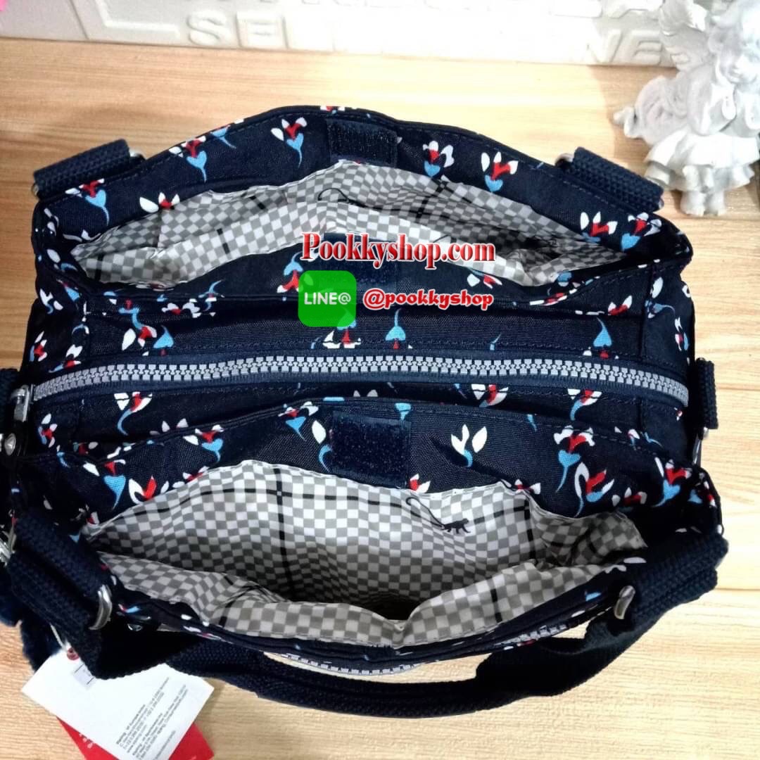KIPLING ELISE HANDEBAG กระเป๋าถือและสะพายไหล่ ขนาดกำลังพอดี จุของได้มาก มีหูจับสองสาย ถือสะดวก น้ำหนักเบา มีช่องซิป ด้านหน้า ช่อง กระดป๋าหลักเปิด-ปิดด้วยซิป มี3 ช่องว่างใส่ของได้จุมากๆ ใส่มือถือได้ กระเป๋าสตางค์ใบยาว และ เครื่องสำอางค์ได้หลายชิ้นเลยค่ะ เก