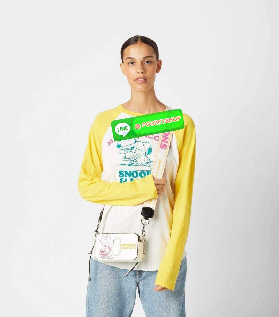 PEANUTS × MARC JACOBS THE SNAPSHOT CROSSBODY BAG คอลเลคชั่นแสนคิวท์ ที่ยกขบวนเหล่าซุปตาร์การ์ตูนมาให้แบบจัดเต็ม กับไอเท็มยอดฮิตที่โดดเด่นเป็นเอกลักษณ์ กระเป๋าสะพายข้างสุดปัง ดีไซน์ลายพรินท์แก๊งค์การ์ตูนสุดฮอต เรียกได้ว่าไม่ซ้ำใคร!! วัสดุหนังวัว สวยอยู่ทรง