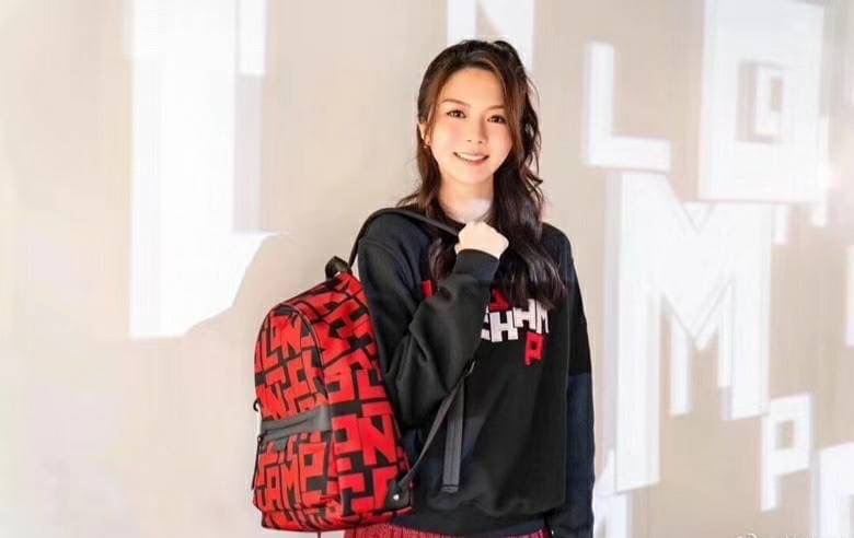 LONGCHAMP LE PLIAGE LGP BACKPACK รายละเอียด • วัสดุ: ผ้าใบ • อะไหล่: นิกเกิล • ตัวกระเป๋า: ผ้าใบโพลีอะไมด์เคลือบด้านใน • ตกแต่ง: หนังวัว รายละเอียดภายนอก • การปิด: ด้วยซิป • สายสะพาย: เลื่อนปรับระดับได้ • ช่อง: 1 ช่องซิป ภายใน • ช่องใส่ของ: 1 ช่อง ช่องด้า