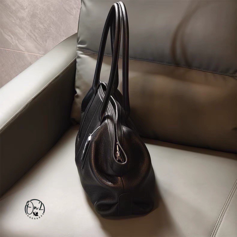 กระเป๋าหนังแท้ 💯 Genuine leather ทรง Hobo ถือเป็นทรงที่เอนกประสงค์และยอดนิยมค่ะยิ่งเป็นหนังแท้ก็จะมีความคงทนคุ้มค่า ใช้งานได้ยาวดูแลง่ายทำความสะอาดง่าย หนังนุ่มและยืดหยุ่น แข็งแรง ผิวสัมพัสหนังแท้จะสวยงามและเป็นเอกลักษณ์ดูแพงดูพรีเมี่ยมกว่าหนังผสม