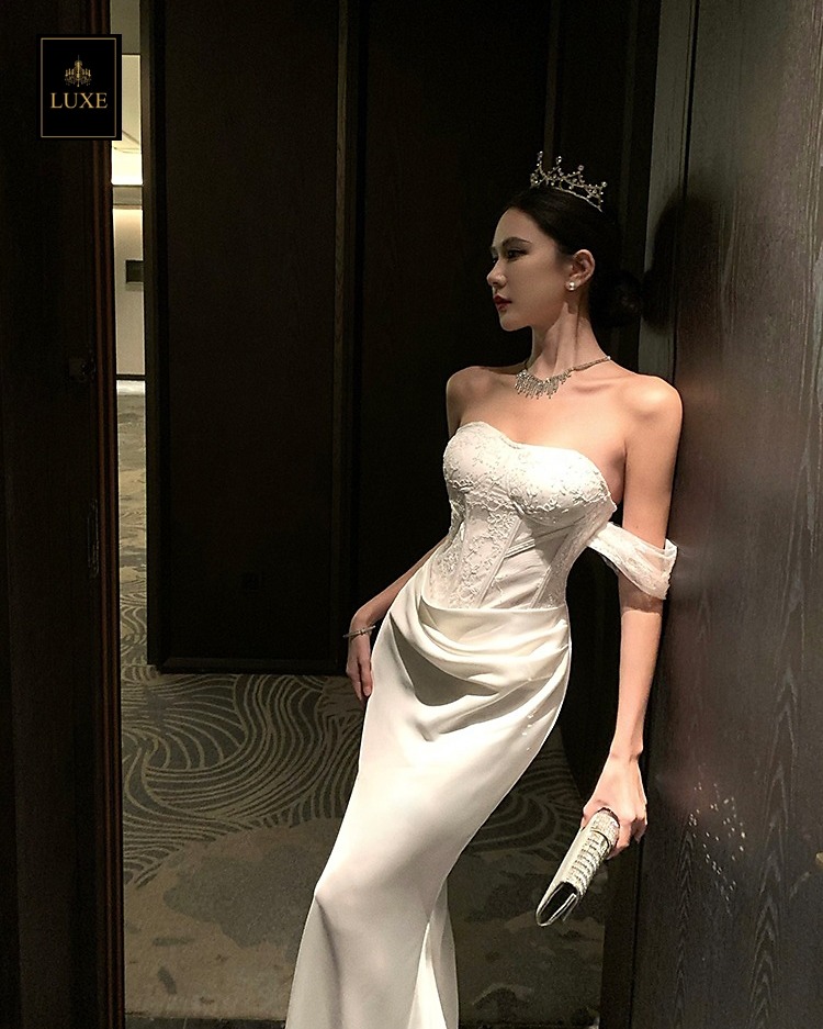 เดรสแฟชั่น เดรสเสื้อเกาะอกผ้าลูกไม้โครเชต์ แต่งผ้าคล้องแขน ผ้านุ่ม ยืดหยุ่นเล็กน้อย