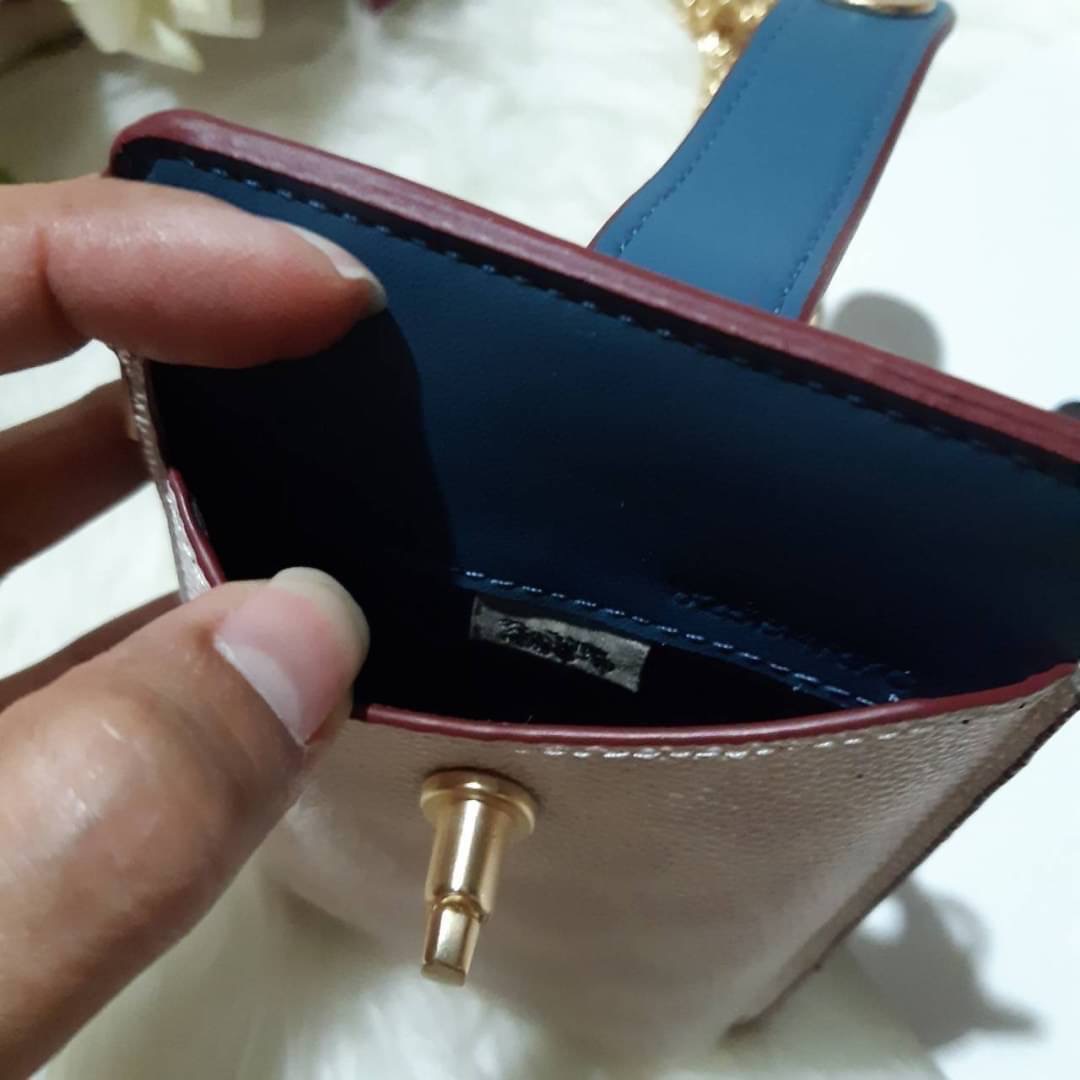 COACH 825 TURNLOCK CHAIN PHONE CROSSBODY IN BLOCKED SIGNATURE CANVAS ฮอตและปังกว่านี้ไม่มีแล้ว!! กระเป๋าเอนกประสงค์ สำหรับใส่โทรศัพท์ ใส่บัตรได้ มีช่องซิปแยกให้ด้วย ขนาดพกพาดีงาม!! 💕 ใส่โทรศัพท์ได้ทุกรุ่นน้า สายสะพายยาวประมาณ 23" (วัดจากไหล่)