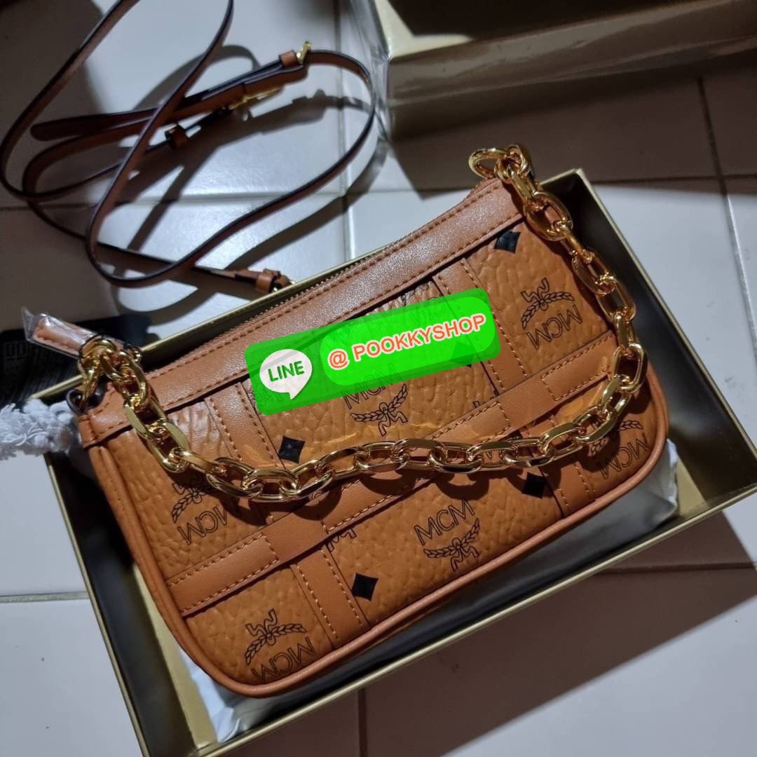 MCM MINI DELMY SHOULDER BAG จัดหนักจัดเต็ม!! ที่สุดของรุ่นที่ฮอตหนักมาก คอลเลคชั่นที่ยอดขายดีตั้งแต่วันแรกที่ลง shop ด้วยรูปทรงที่กะทัดรัด ตอบโจทย์ได้ทุกลุค ทุกไลฟ์สไตล์ ใช้งานได้ง่ายคล่องตัว กระเป๋าสะพายทรงพอช ที่มาพร้อมสายโซ่คล้องด้านหน้า และสายหนังครอส