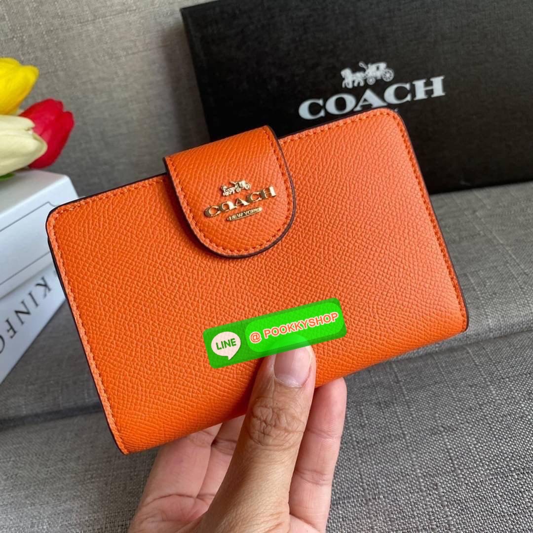 COACH 6390 MEDIUM CORNER ZIP WALLET กระเป๋าสตางค์ใบกลาง สีพื้นเรียบหรู วัสดุcrossgrain ภายในมีช่องใส่บัตรและธนบัตรได้ทุกชนิด มีช่องซิปใส่เหรียญ ขนาดกะทัดรัดพกพาง่าย คนชอบจัดระเบียบกระเป๋าสตางค์แนะนำเลยจ้า