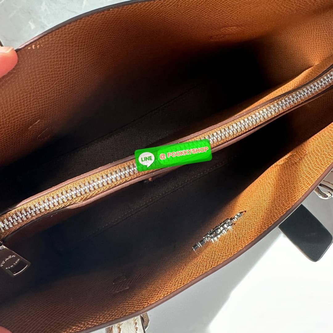 Coach Mollie Tote 25 In Signature Chambray Crossbody Sling Top Handle Bag Collection Rabbit Printed Style (CG302) กระเป๋าทรงTOTE เสริมลุคโดดเด่นต้อนรับปีกระต่าย ตกแต่งลายรูปกระต่ายน่ารัก วัสดุหนังแคนวาสเคลือบลาย ภายในโล่งกว้าง มีช่องซิปตรงกลางใส่ของได้ ขน