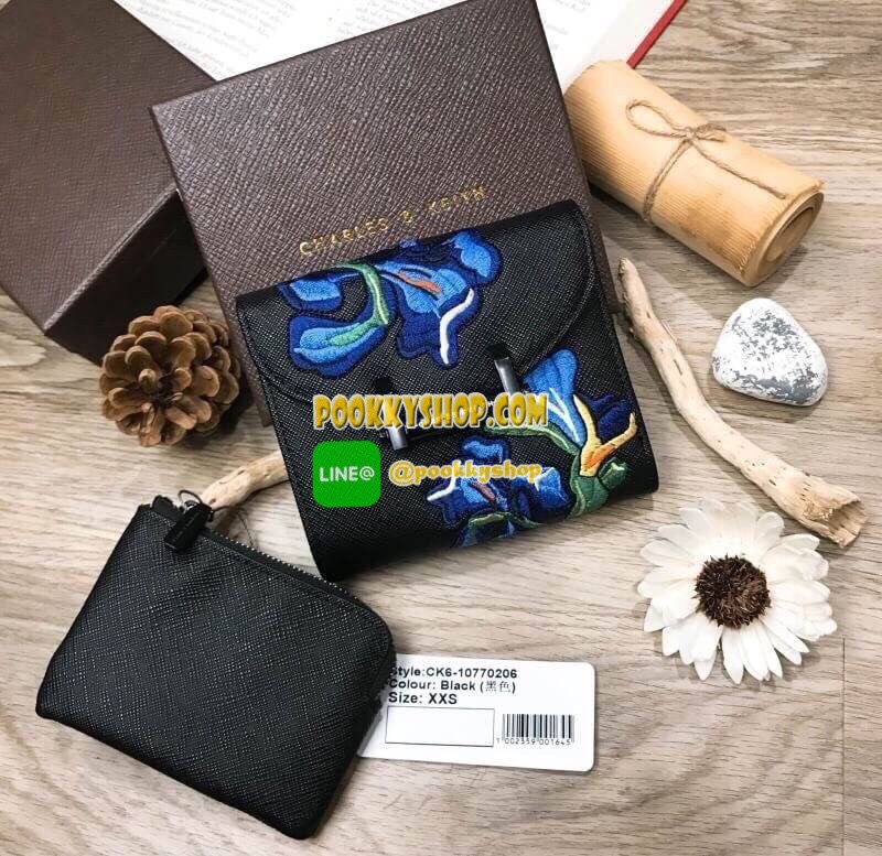 พร้อมส่งความน่ารัก! BEST SELLER! CHARLES & KEITH Peforated Wallet กระเป๋าสตางค์ใบสั้นพับ3ตอนรุ่นยอดนิยมวัสดุหนัง Saffiano สีดำประดับลายดอกไม้ Van Goh คลาสสิค ดีไซน์สวยเก๋ไม่ซ้ำใคร ด้านหน้าปั้มโลโก้เปิดปิดด้วยกระดุมเเม่เหล็ก ภายในมีกระเป๋าเล็กช่องซิปสำหรับ