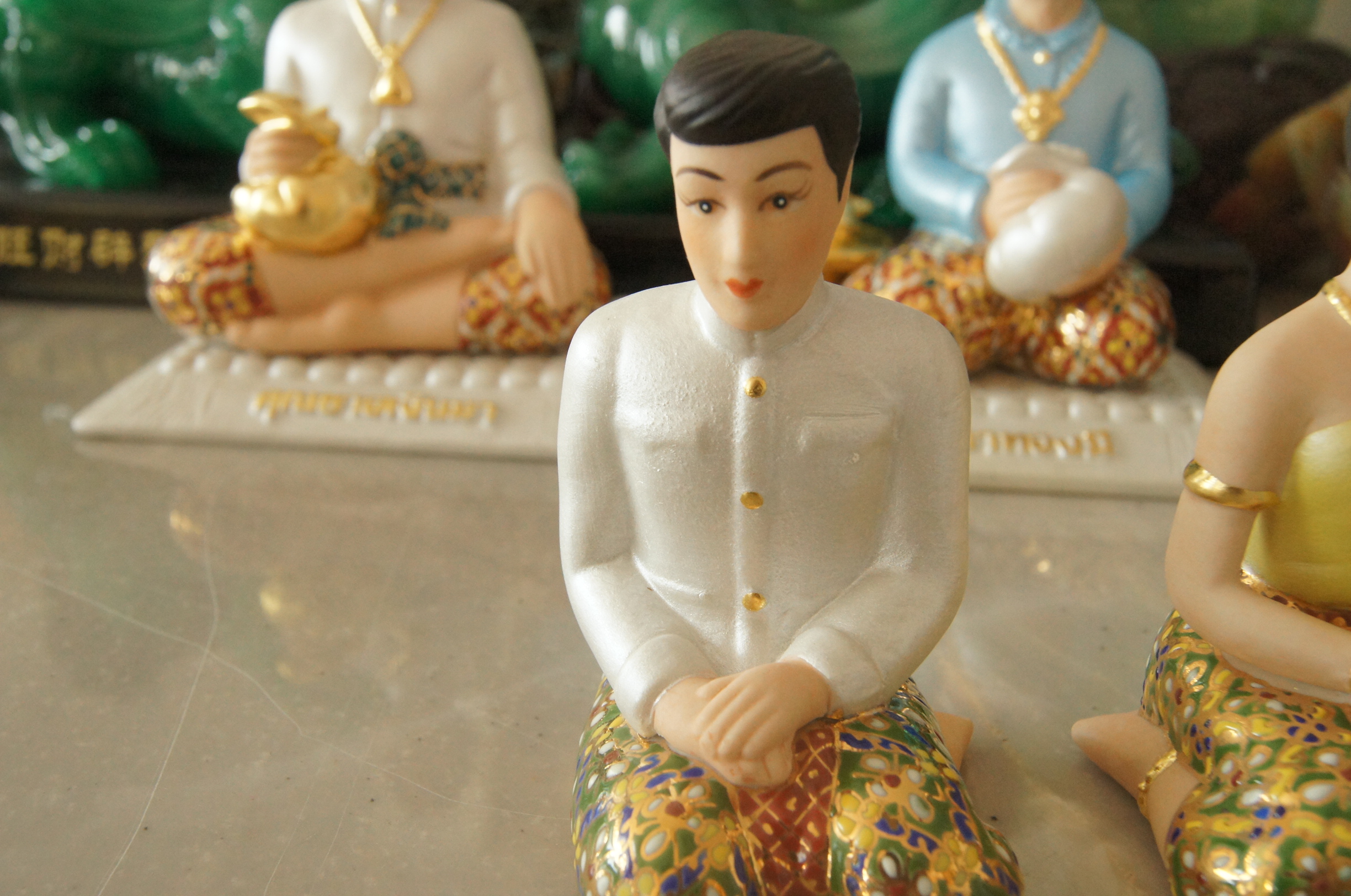คนใช้ ขนาดเล็ก สูง 9 กว้าง 3 cm (งานเบญจรงค์ ) คู่