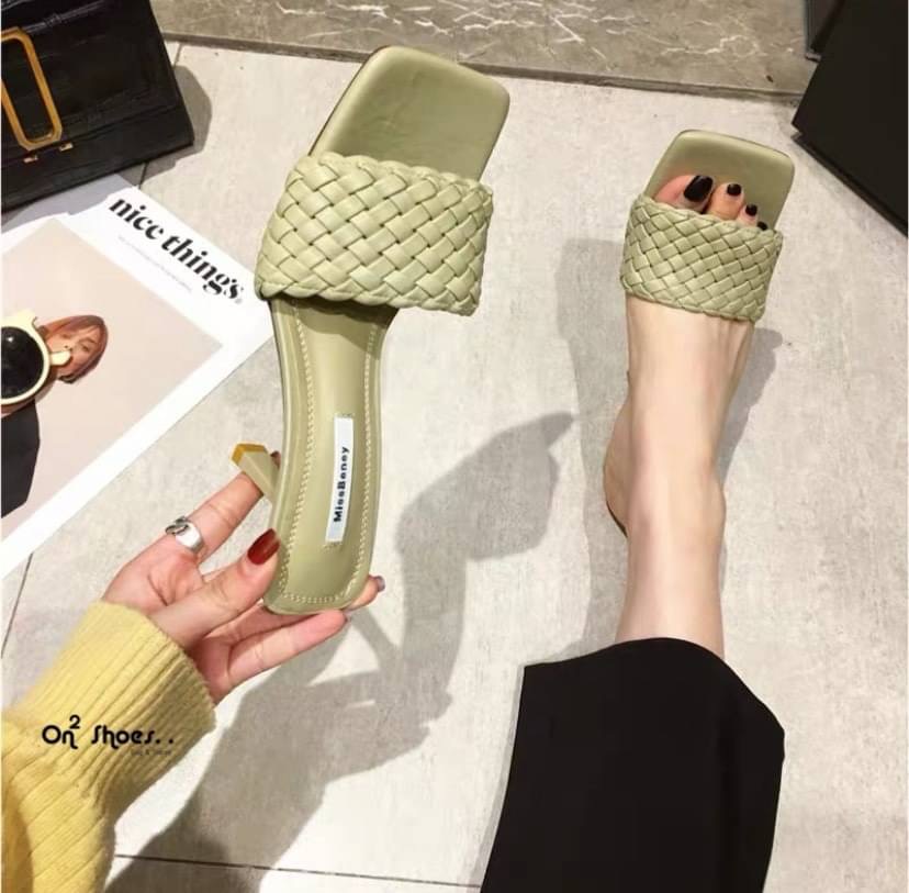 พร้อมส่ง รองเท้าส้นสูงหน้าสานสไตล์แบรนด์ ทรงนี้ฮิตมาก ใส่สวยค่ะ หนังนิ่ม ใส่แมทช์กับชุดได้เยอะ