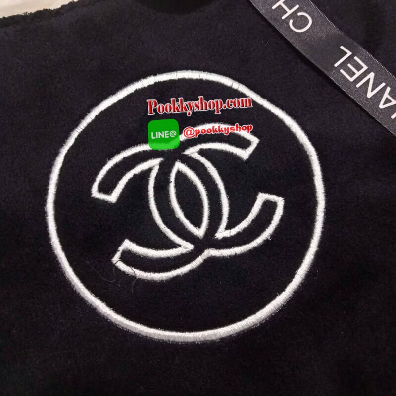 NEW ARRIVAL!! SETคู่ที่คุณต้องถูกใจ CHANEL SHOPPING RIBBIN BAG พร้อมกระเป๋า COSMETIC ขนนิ้มนิ่ม จากงานพรีเมี่ยมกิ้ฟ ของแถมจากน้ำหอม จากแบรนด์ CHANEL เนื้อกระเป๋าทำจากขนเทียม ผิวสัมผัสฟูนิ่ม ตกแต่งด้วยผ้าไนลอนด้านท้ายวางได้กันน้ำ!! ปักโลโก้แบรนด์ ด้านในเปิ