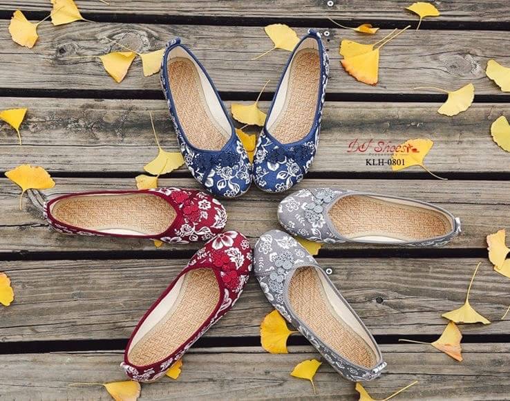 สินค้าพร้อมส่ง รองเท้าคัชชูส้นเตี้ยกี่เพ้าแบบสวม วัสดุผ้าแคนวาส ลายดอกท้อ สวย ใส่แมทง่าย พื้นยางกันลื่น น้ำหนักเบา สวมใส่สบายค่ะ