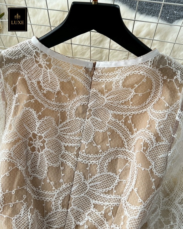 เดรสแฟชั่น เดรสเสื้อคอกลมแขนสั้น กระโปรงจับจีบทรงเอ เสื้อแต่งด้วยริบบิ้นและดอกไม้ลูกปัดสีทอง