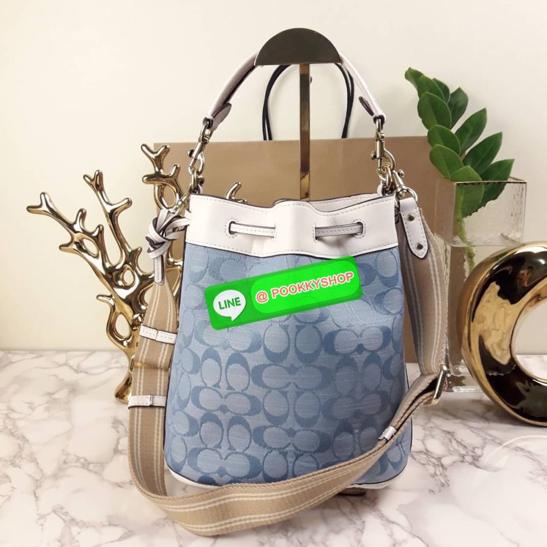 NEW IN HOT ITEM >>ทรงฮิต ติดจรวด หลงรักกันแทบทุกราย😍>>COACH FIELD BUCKET BAG IN SIGNATURE CHAMBRAY (C4693)🍁กระเป๋าสะพายข้างทรงขนมจีบ ทรงสวยมากมาย//วัสดุผ้าทอลาย signature โดดเด่นสียีนส์ ตัดกับขอบหนังแท้คุณภาพ >>มี 2 สายสะ