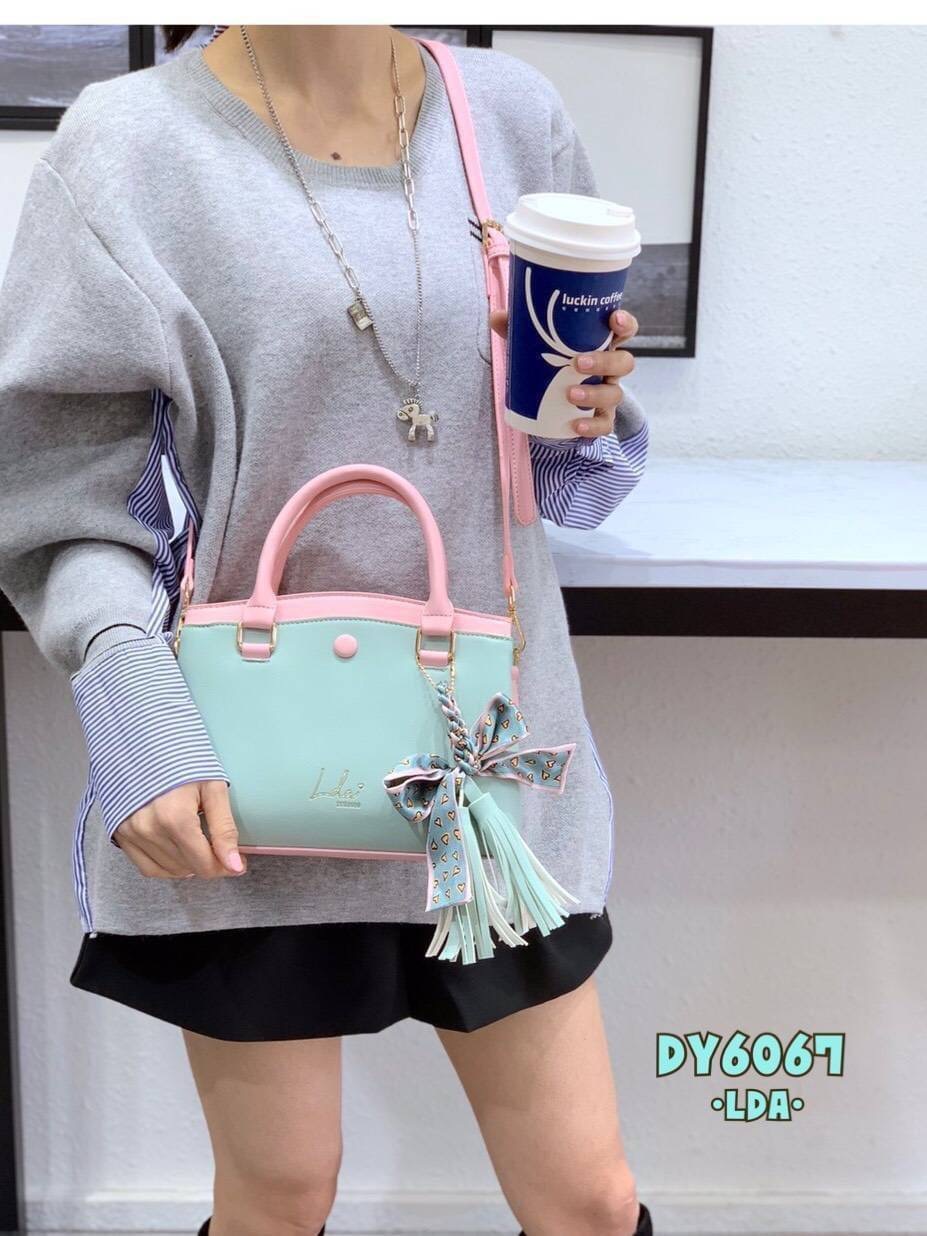 LDA BAG รุ่นใหม่ ทรูโทน งานสวยมาก!! แบรนด์แท้ 💯 หนังสวย สไตล์เรียบหรูดูดี ด้านหน้าปั้มแบรนด์ LDA ภายในกว้าง มี3 ช่องใช้งาน ใบใหญ่จุของได้เยอะมาก ดีไซส์ทรงสวยเก๋ มี 2 สาย สายสปอร์ต/สายหนัง ถือได้/สะพายได้ สายหนังปรับระดับได้ แบบสวย ทรงคลาสสิค สีสวย