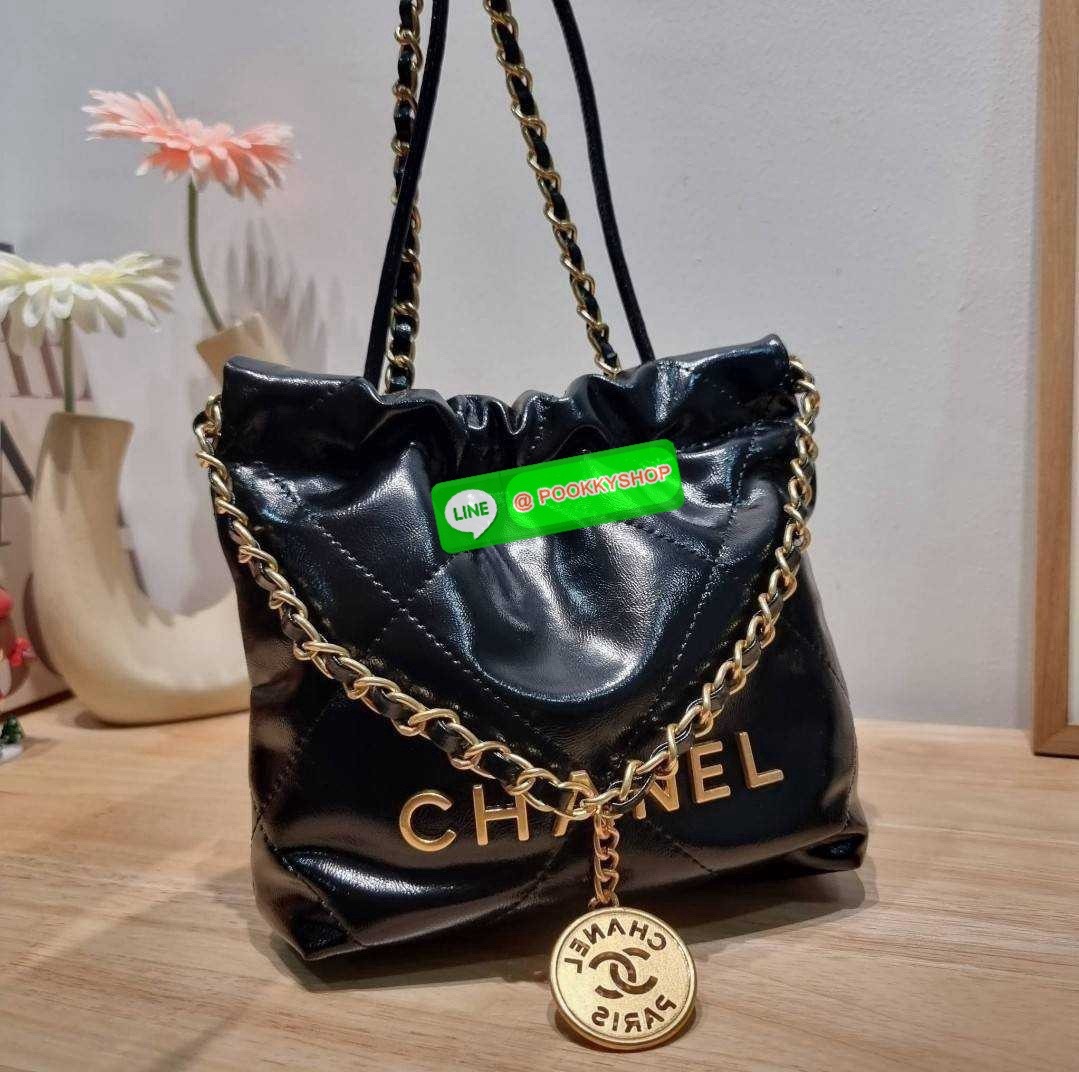 Chanel 22 mini bag 🔆 Details เกินต้านที่สุดกับไอเท็มนี้ ที่สาวๆหรือใครๆก็ต้องมีแล้ว!! มาในไซส์มินิ น่ารักจริงจัง!! แค่เห็นก็หลงรัก กับกระเป๋าสะพาย ดีไซน์เรียบแต่มีความหรูแอบซ่อนอยู่ ด้วยความโดดเด่นจากสายสะพายโซ่สีทอง และเหรียญโลโก้ เพิ่มความแพงไปอ