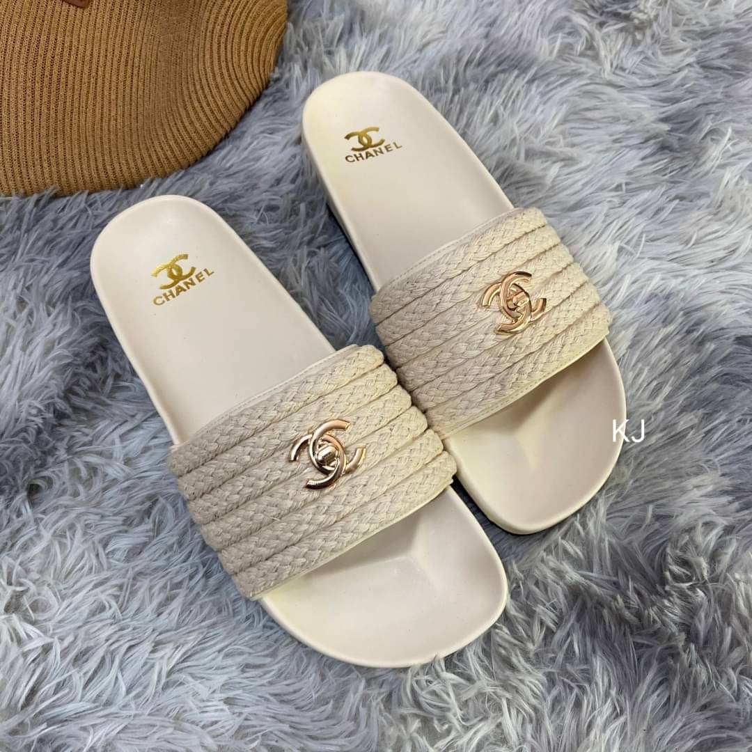 พร้อมส่ง รองเท้าแตะ chanel สีขาวตัวใหม่ โลโก้อะไหล่ทอง พื้นแบรนด์ สวยและนิ่ม ไม่เจ็บเท้า คือดีย์