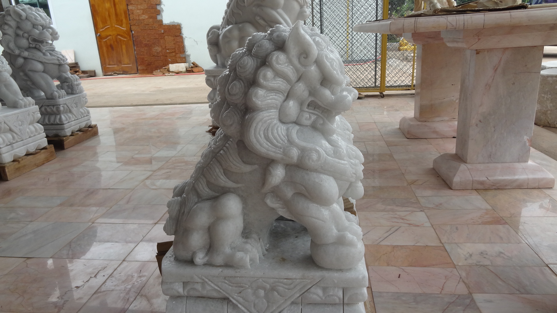 สิงโตหินอ่อนแกะสลัก ความสูง 70 กว้าง 46 ยาว 26 เซนติเมตร