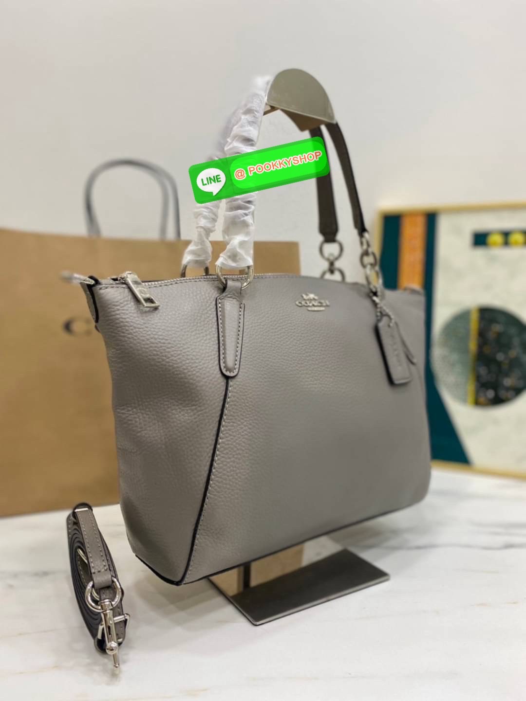 Coach F36675 Pebble Leather Satchel สีแดงหรูหรา | หนังแท้ | ทรงซิปบน | ใบใหญ่จุใจ❤️ สะดุดตาทุกมุมมองกับ Coach F36675 ใบใหญ่ทรงซิปบนที่ใช้งานได้ทุกวัน หนังแท้สัมผัสนุ่ม สีแดงหรูโดดเด่น ตัดกับฮาร์ดแวร์ทองอย่างลงตัว ใส่ของได้จุใจ ทั้งกระเป๋าสตางค์ มือ