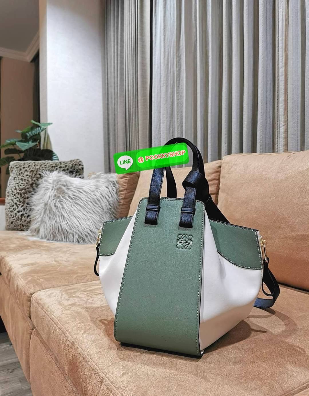 ✴️NEW ARRIVAL!✴️LOEWE HANDLE & SHOULDER BAG GIFT WITH PURCHASE GWP พรีเมี่ยมกิ๊ฟ Limited จาก LOEWE PERFUME DUTYFREE รุ่น Rare items สุดๆวัสดุหนังแท้ Calfskin หนังสวยดีไซน์มีเอกลักษณ์ ใบใหญ่กำลังดี น้ำหนักเบา สามารถปรับได้หลายทรงไม่จำเจ ด้านข