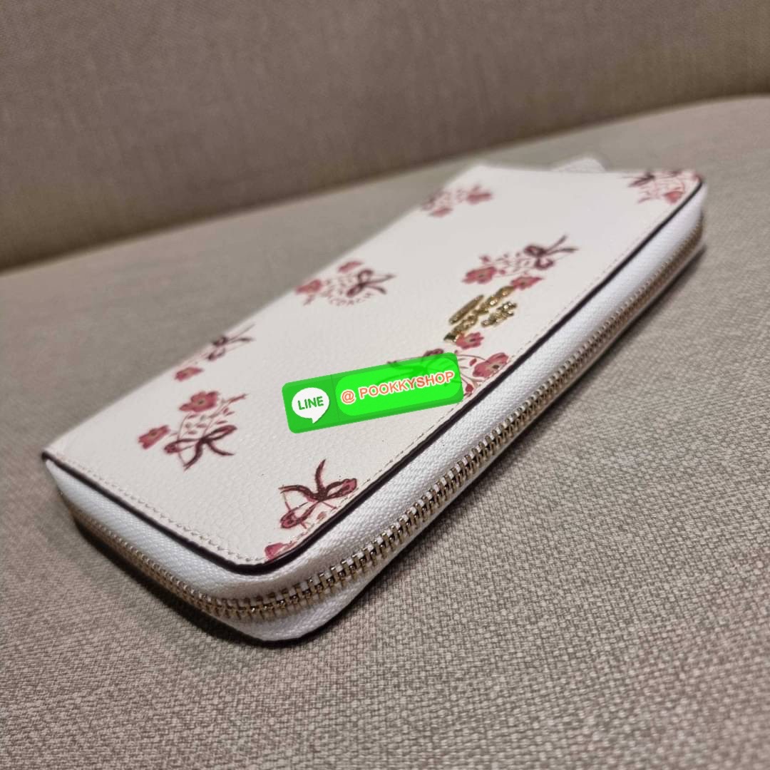 COACH 28444 ACCORDION ZIP WALLET WITH FLORAL BOW PRINT กระเป๋าสตางค์ใบยาว ลวดลายดอกไม้สุดฮิต คอลเลคชั่นที่ขายดีขายได้ตลอดกาล วัสดุหนัง pepble สวยคม เปิด-ปิดด้วยซิปรอบ รูดใช้งานง่าย ใส่มือถือได้ ใส่บัตร ใส่ธนบัตรได้สบายๆ สวยเกินราคาแบบนี้ สาวๆห้ามพลาดน้า!!