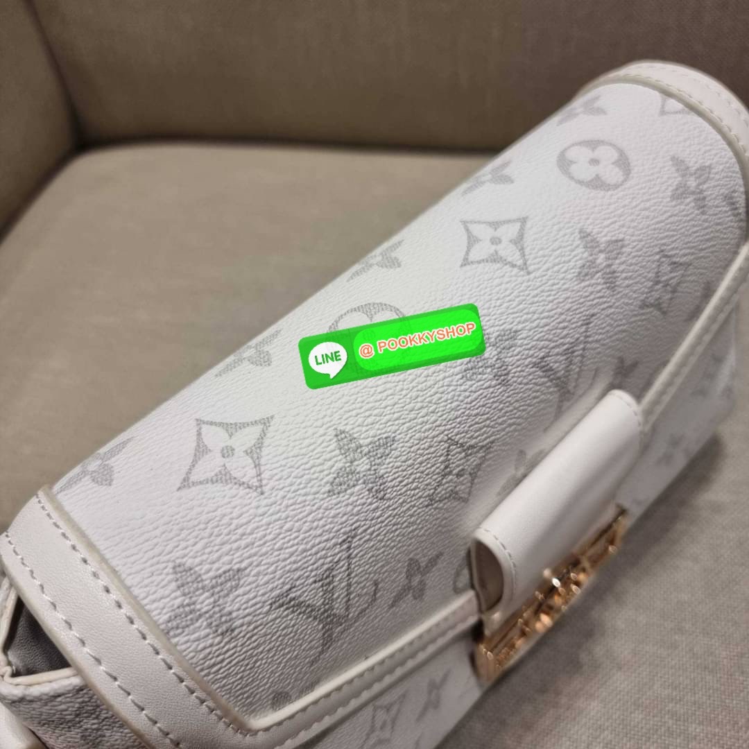 NEW ITEM!! LV CROSSBODY BAG WITH GWP กระเป๋าสะพายข้างพรีเมี่ยมกิ๊ฟ สีสวย คุณหนูสไตล์สุดๆ วัสดุหนังแคนวาส เปิด-ปิดกระเป๋าด้วยกระดุมแม่เหล็ก ภายในเป็นช่องโล่ง มีช่องซิปและช่องแยกให้ ใส่ของใช้สำคัญได้สบายๆ มือถือ พาวเวอร์แบงค์ เครื่องสำอางค์ ของจุกจิกได้หมดจ