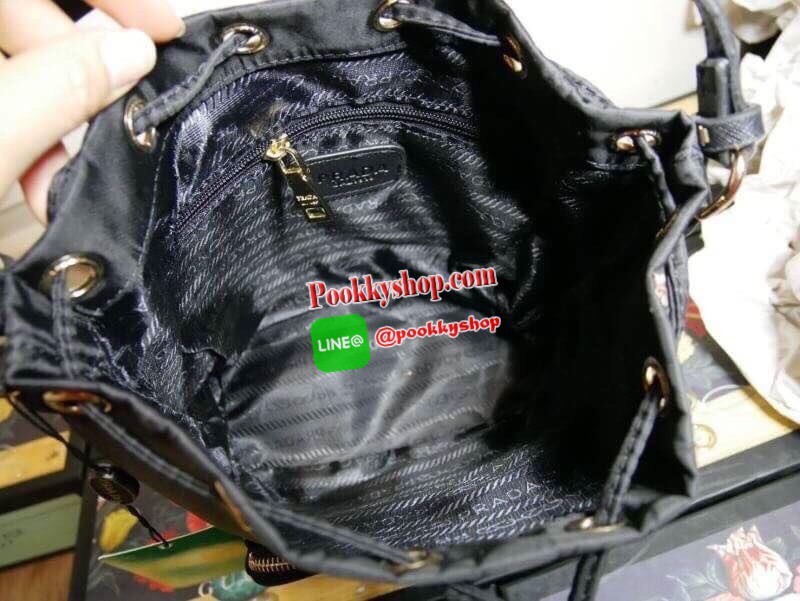 PRADA MINI nylon crossbody bag ARRIVAL รุ่นขายดี ตัวกระเป๋าอะไหล่สีทอง ไซส์มินิ ขนาดกะทัดรัด สามารถใส่ I phone+ ได้ หรือของจุกจิกได้เยอะ เนื้อหนาซับในอย่างดี มาพร้อมสายคล้องมือ + สายสะพายยาวปรับได้ แบบระดับที่สุดแห่งความสวยหรู กับราคาสุดคุ้มที่สาวๆชื่นชอบ