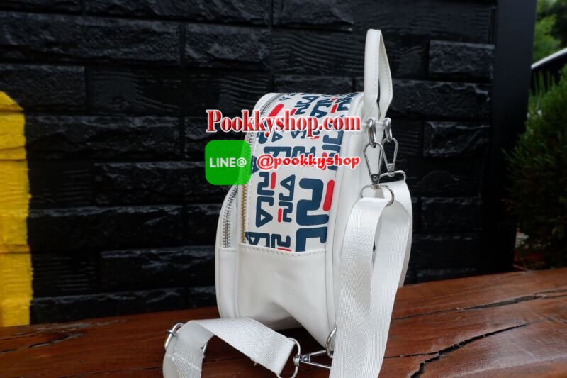 ส่งฟรีemsค่ะ FILA MiNI BACKPACK 2018 แบรนด์ที่กำลังมาแรงที่สุดในเกาหลีและไทยด้วยวัสดุหนังนิ่มคุณภาพดีตามแบบฉบับของแบรนด์ ขนาดกำลังดี น้ำหนักเบา ด้านหน้ามีโล้โก้และช่องซิป เปิดปิดด้วยซิปสะดวกใช้ ภายในมีช่องใส่ของ หูจับถนัดมือ สายสะพายปรับได้ freesize สามาร