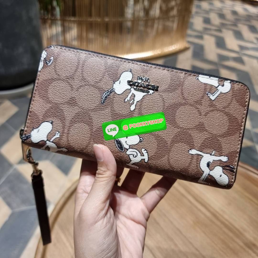 COACH C4596 COACH x PEANUT ACCORDION ZIP WALLET IN SIGNATURE CANVAS WITH SNOOPY PRINT คอลเลคชั่นใหม่ล่าสุด 2IN1 ไปอีก กระเป๋าสตางค์กึ่งคล้องมือ ลายสนูปพี น่ารักน่าใช้ สีคลาสสิค ใช้ได้ตลอดกาลไม่มีตกเทรนด์ วัสดุหนังแคนวาสเคลือบลาย มาพร้อมสายคล้องมือ ถอดออกไ