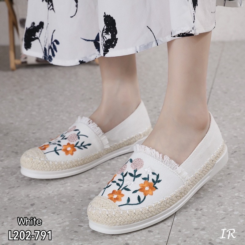 รีพีทแบบขายดี!!! พร้อมส่ง รองเท้าหุ้มส้น ผ้าแคนวาสปักลายดอกไม้น่ารักมากๆ พื้นซอฟนุ่มใส่สบายเท้าไม่กัดส้น การันตีว่าดีมากๆ แนะนำเลยค่า