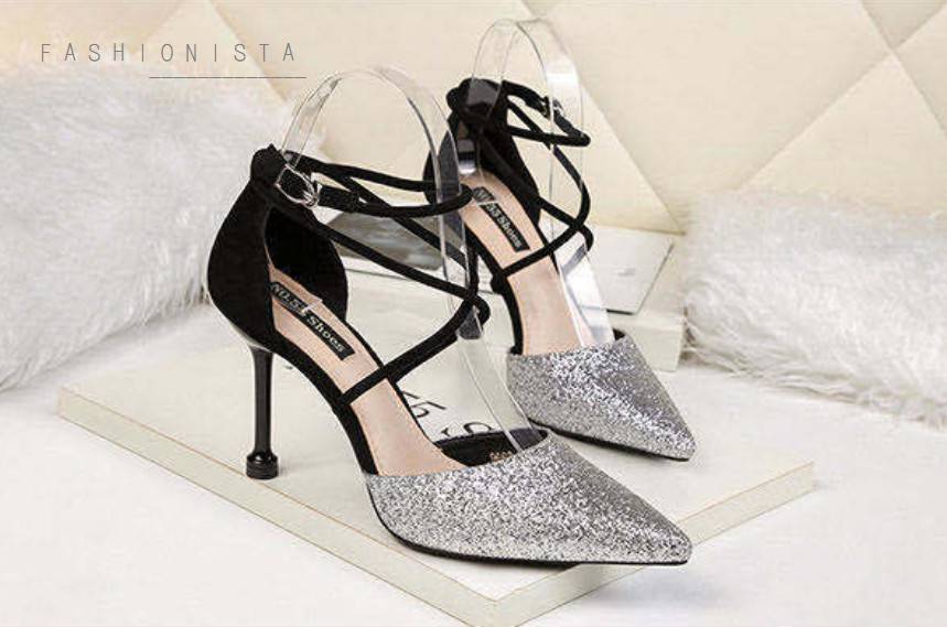 สินค้ามาใหม่ พร้อมส่งเลยค่ะ!! LUXURIOUS Collection งานหรูหรามีระดับ รองเท้าส้นสูงคุณภาพดี ดีไซน์สวยระดับไฮคลาสวัสดุ pu ตกแต่งกลิสเตอร์เนื้อทรายระยิบระยับ งานเนียนละเอียดประณีต ทรงปิดหน้าเท้า แต่งพันข้อเท้าเก๋มาก ส้นสูง 9 c.m. ใส่แล้วสะกดสายตาสุดๆค่ะ ช่วยข