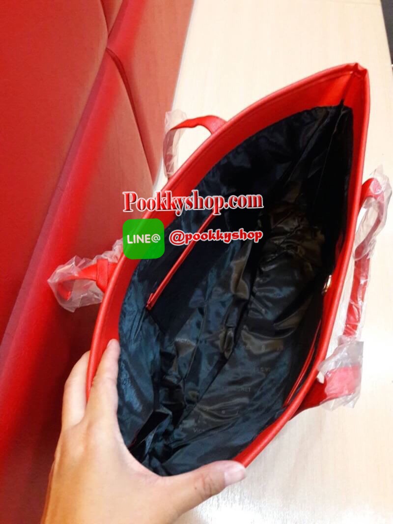 พร้อมส่ง Victoria's Secret Shopping Bag กระเป๋าอเนกประสงค์สุดสวยสะดุดตา วางตั้งได้ ไม่ยุบไม่ย้วย ใส่ของใช้สารพัดในทุกที่ทุกเวลา เปิดปิดง่ายๆด้วยกระดุมแป๊ก ฐานวางตั้งอยู่ทรงมีหมุดรองกระเป๋า พร้อมอักษรแบรนด์สีเงินแวววาวด้วยจ้า