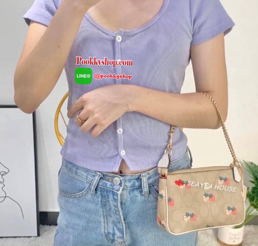 Coach POUCH IN SIGNATURE CANVAS WITH STRAWBERRY Signature coated canvas with smooth leather details Two credit card slots Inside multifunction pocket One zip closure, fabric lining| Detachable strap