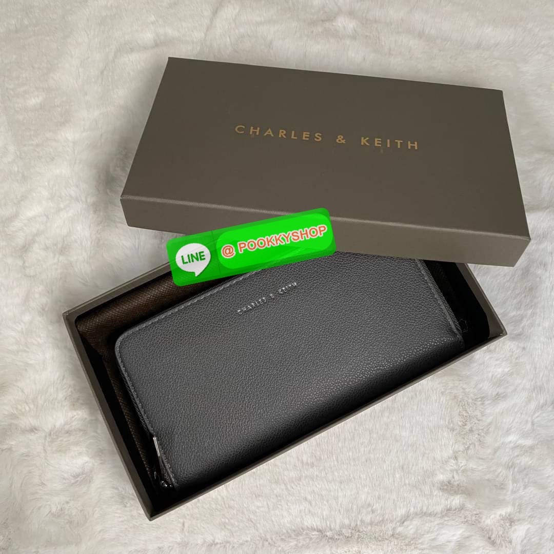 CHARLES & KEITH LONG ZIP AROUND WALLET กระเป๋าเงินใบยาวซิปรอบถูกหลังฮวงจุ้ย คอลเลคชั่นสีสุภาพหนังปั๊มลายคาเวียร์ทั้งใบ น้ำหนักเบา ด้านในกระเป๋าแบ่งเป็น 3 ช่องใหญ่ มีช่องซิปใส่เหรียญตรงกลาง จุการ์ด 12 ช่อง สามารถใส่ธนบัตรได้ตามยาวอีก 2 ช่อง มาพร้อมกล่องและ