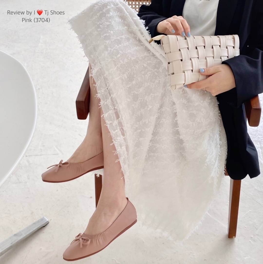 พร้อมส่งรองเท้าคัชชูนำเข้า ขายดีสุดๆ หนังรุ่นนี้คือดีนิ่มมาก ทรงสวย สวมใส่ง่าย แต่งด้วยโบว์น่ารักๆ ใส่ได้เรื่อยๆ ใส่สบาย ส้นยางอย่างดีบิดงอได้ช่วยลดแรงกระแทกเวลาเดินได้ดี แมทกับชุดง่าย ใส่กับอะไรก็น่ารักสุดๆ ควรมีไว้เป็นคู่โปรด ของจริงงานดีมากสวยมาก ตรงปก