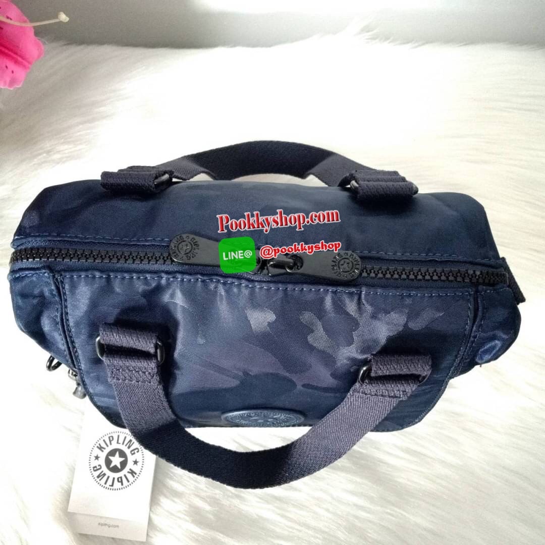 Kipling Brynne handbag & shoulder bag กระเป๋าถือหรือสะพายข้าง รุ่นใหม่จาก Kipling รูปทรงโค้งมนสวย พร้อมสายสะพายแบบคล้องแขนและสายสะพายยาว สามารถใช้งานได้ทั้ง 2 แบบ ด้านหน้ามีช่องใส่ของใช้จุกจิก ด้านในช่องโล่งกว้าง มีซิปข้างและช่องใส่ของแยกอีกฝั่ง เหมาะกับก