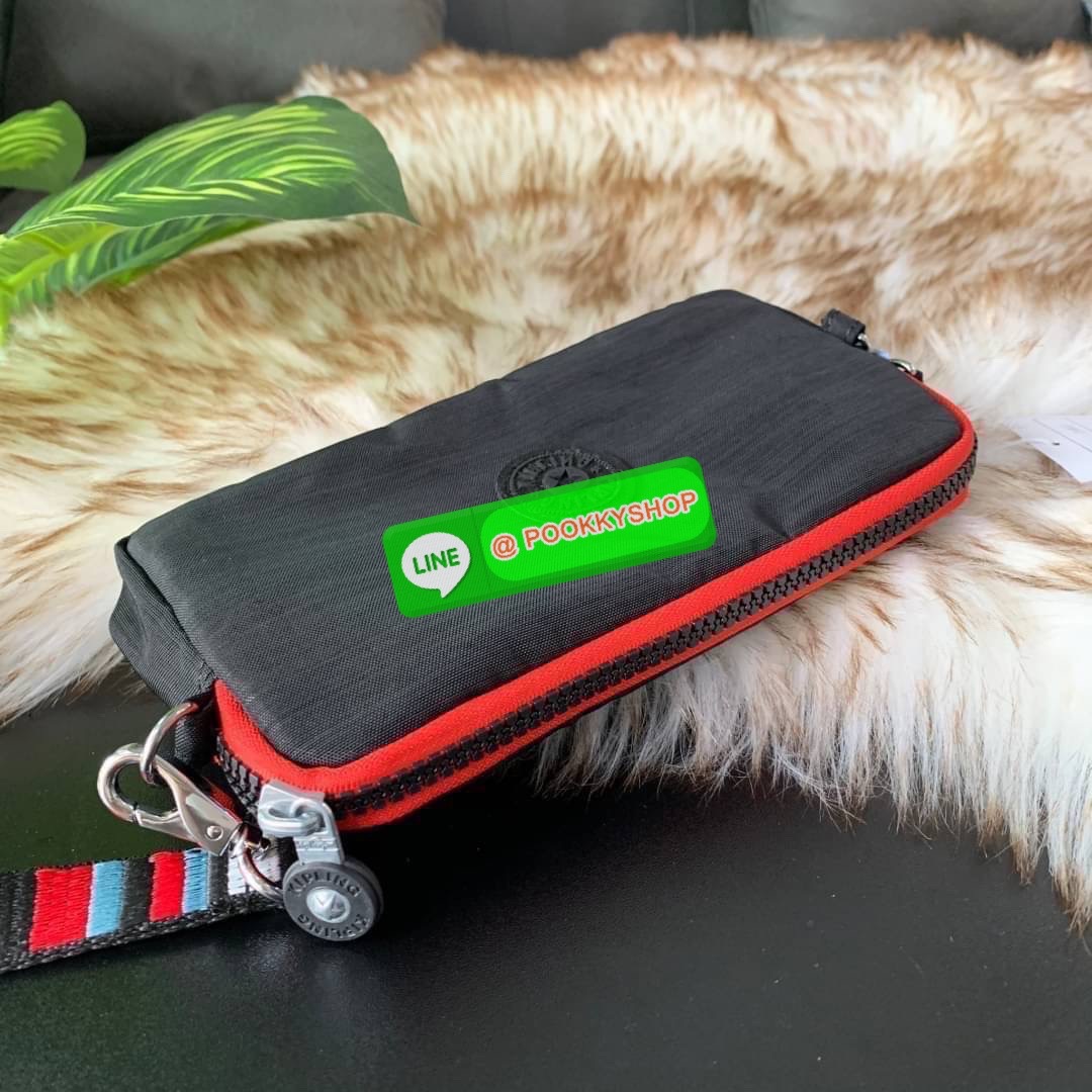 KIPLING 3 Monkey program Seoul up clutch & sling bag กระเป๋าคล้องมือ หรือ สะพายข้าง ขนาดเล็ก วัสดุ Nylon & Polyester 100% ใช้งานได้ 2 รูปแบบ มีสายสลับเปลี่ยนได้ทั้งแบบคล้องมือหรือสะพายข้าง เปิด-ปิดด้วยซิป ช่องหลักโล่ง มีช่องใส่บัตรด้านข้าง 6 ช่อง และช่องด